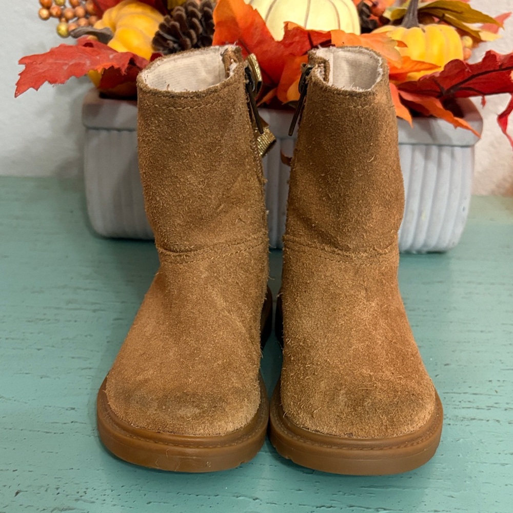 UGG Tan Suede Kids Boots SZ 7 baby box 163